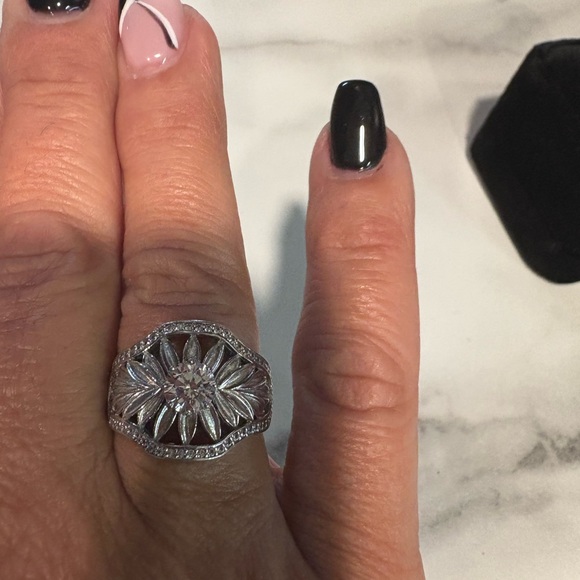 Elegant Silver Women's Ring - Picture 3 of 3